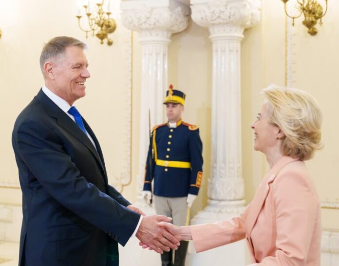 Iohannis la Congresul PPE nu a făcut nicio referință la “români”, ci doar la „europeni” și la războiul din Ucraina. Von der Leyen a zis depre el ca “e un bun european”!