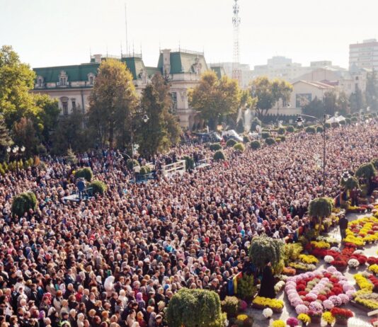Adrian Severin: Falsa alertă de securitate primită în timpul pelerinajului la Sf. Parascheva demonstrează faptul că Ambasada SUA din România lucrează împotriva intereselor Statelor Unite