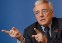 Ofiţerul Manole se pregăteşte de zbor de pe streaşina „Mănăstirii BNR”