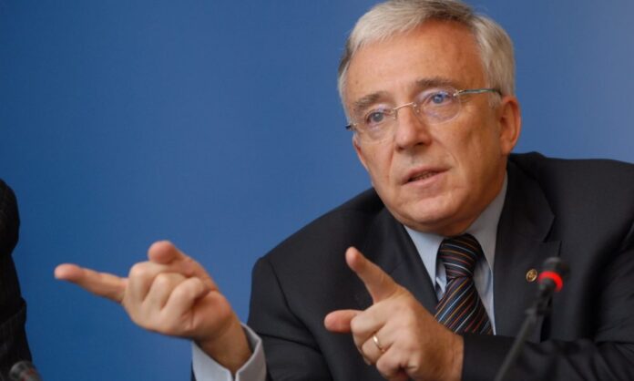 Ofiţerul Manole se pregăteşte de zbor de pe streaşina „Mănăstirii BNR”