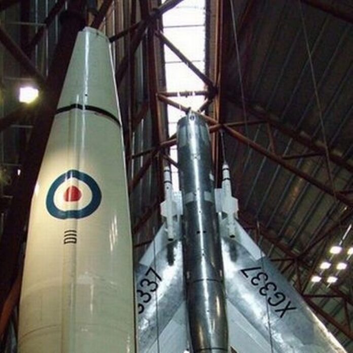 Marea Britanie privește dincolo de Europa sporindu-și arsenalul nuclear