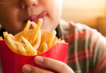 Junk-food alterează pe viață flora intestinală a copiilor