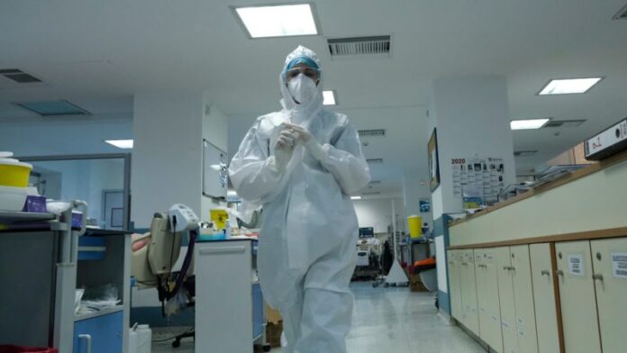 Guvernul Greciei ordonă medicilor din sistemul privat să intre în linia întâi anti-COVID-19