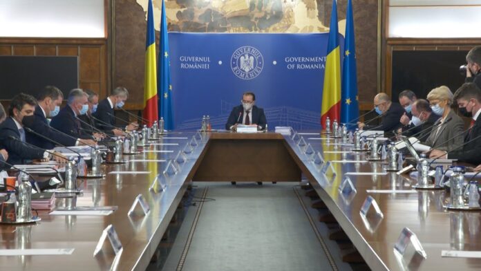 Ion Cristoiu: „Guvernul nu mai lucrează, joacă în filme”