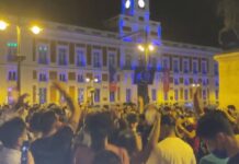 Cu starea de alertă ridicată, sute de spanioli ies în stradă să petreacă