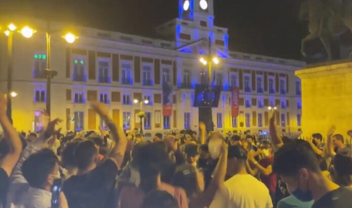 Cu starea de alertă ridicată, sute de spanioli ies în stradă să petreacă