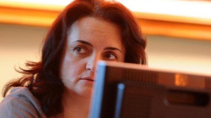 NARCISA IORGA ÎN FAȚA CELEI MAI EVIDENTE NEDREPTĂȚI DIN JUSTIȚIA ROMÂNEASCĂ: “EU NU MAI CRED ÎN DREPTATE, MI-E CLAR CĂ PRIN CONDAMNAREA MEA VOR SĂ DEMONSTREZE CĂ, DACĂ NU PLECI CAPUL, VEI RĂMÂNE FĂRĂ EL!”