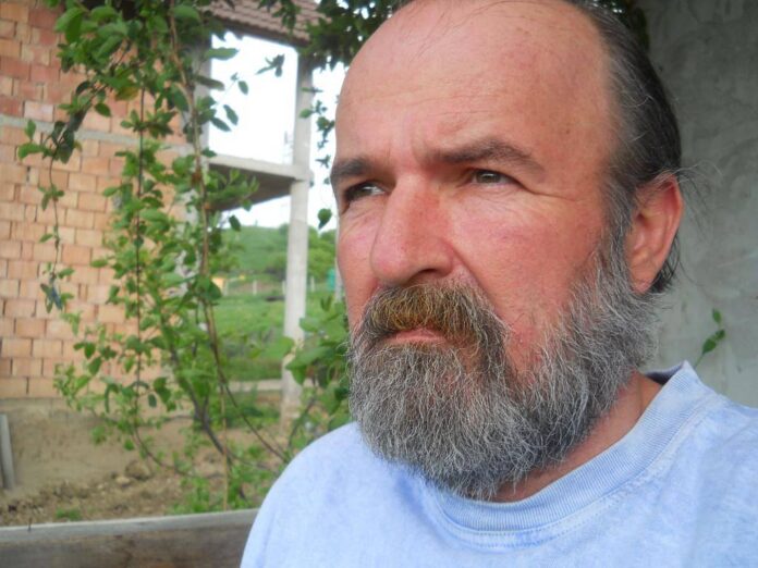 „Automizarea societății românești”. Scriitorul Alexandru Petria: „Omul a ajuns foarte ieftin. Nu mai are spirit comunitar”