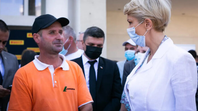 Raluca Turcan recomandă românilor cu salariul minim pe economie să-și mai găsească un loc de muncă part-time