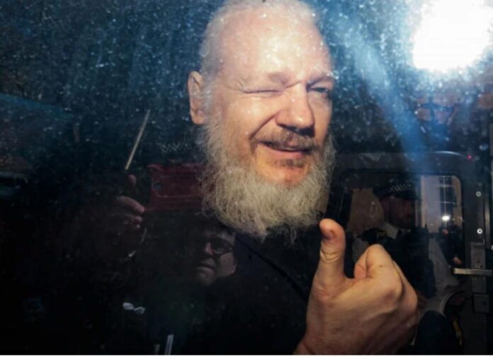 LIBERTATEA PRESEI ȘI DEMOCRAȚIA S-AU PRĂBUȘIT PE GLOB EXACT ÎN RITMUL ASASINĂRII TREPTATE A FONDATORULUI WIKILEAKS. LAȘITATEA ȘI PROSTIA SE PLĂTESC SCUMP …