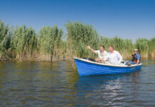 Ce s-a schimbat în România reală după plimbarea lui Klaus Iohannis cu barca la Comana?