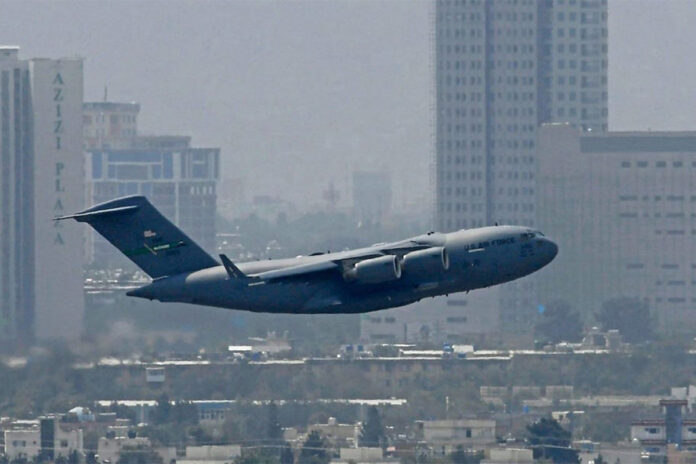 Talibanii preiau aeroportul din Kabul după retragerea trupelor americane