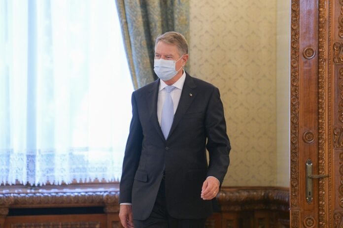 IOHANNIS A MIMAT CONSULTĂRI CU PARTIDELE ȘI-A AJUNS “PAS CU PAS”, CU SPATELE LA ZID. MAI ARE UN PAS PÂNĂ LA SUSPENDARE