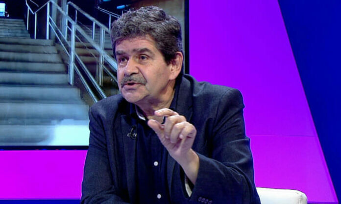 Scriitorul Radu Paraschivescu vrea să returneze decorația primită de la președintele Iohannis