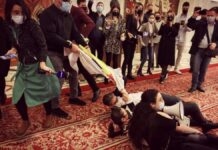 Cine este protestatarul care se tăvălea prin Parlament pentru a protesta împotriva Guvernului PSD-PNL-UDMR