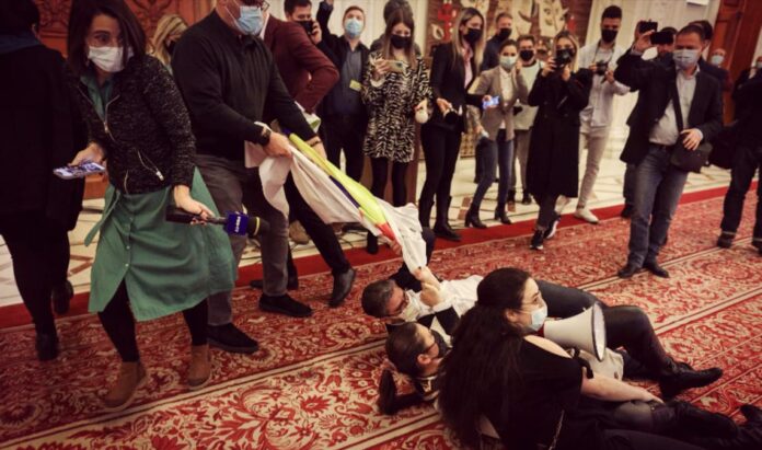 Cine este protestatarul care se tăvălea prin Parlament pentru a protesta împotriva Guvernului PSD-PNL-UDMR