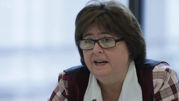 ALINA MUNGIU DENUNȚĂ „ÎNAPOIEREA” LUMII ORIGINILOR EI