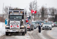 Un grup al Convoiului de Camioane pentru Libertate a blocat granița dintre Canada și SUA. VIDEO