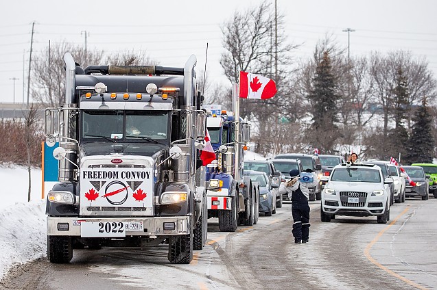 Un grup al Convoiului de Camioane pentru Libertate a blocat granița dintre Canada și SUA. VIDEO