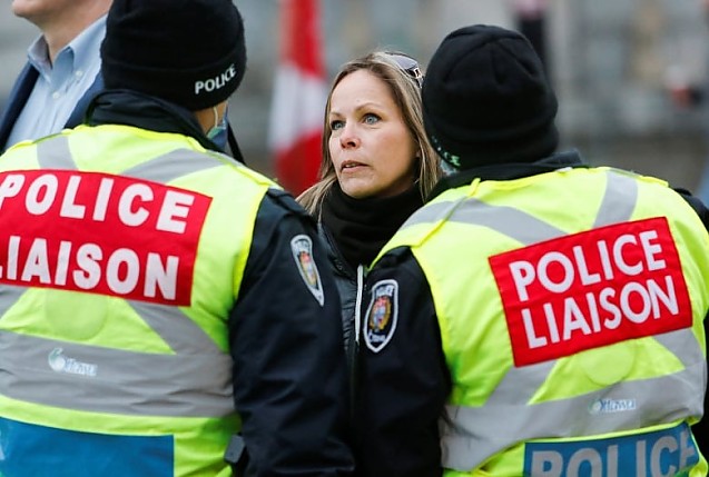 Organizatoare a Convoiului Libertății din Ottawa 2022, arestată în miez de noapte