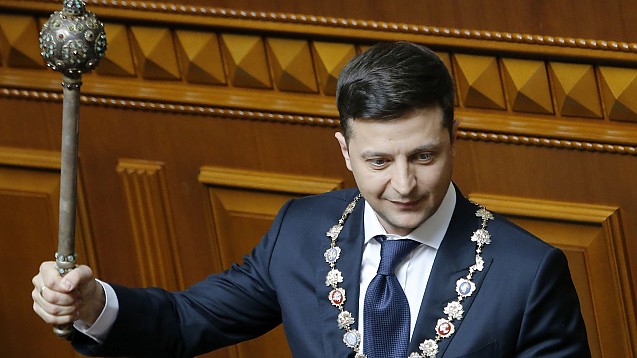 Țara arde și Zelensky… pozează