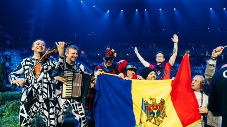 Moldovenii “Zdob și Zdub & Frații Advahov” de senzație, locul 7 la EUROVISION cu o melodie unionistă de tip RO+MD=RO! “Frăția” politică dintre țările surori arătată de cele două jurii, românii n-au acordat nici un punct moldovenilor, și viceversa