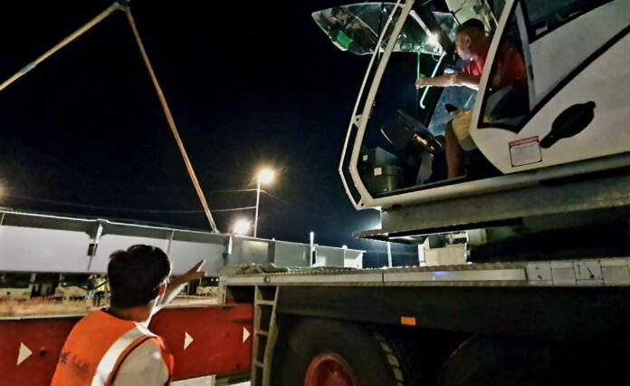 Comunicat de presă: Construcția pasajului „Europa Unită” a intrat într-o nouă etapă. Primele grinzi de 30 de metri lungime fiecare ale tablierului metalic, greu de aproximativ 500 de tone au ajuns noaptea trecută în București.