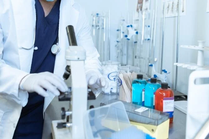 Rusia se alătură Chinei și susține că virusul Covid a fost creat în laboratoarele americane. ”Washingtonul trebuie să fie tras la răspundere”