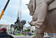 Primarii distrug simbolurile românești la comandă. Deromânizarea Transilvaniei