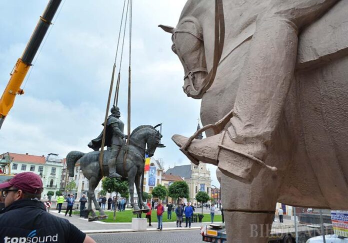 Primarii distrug simbolurile românești la comandă. Deromânizarea Transilvaniei