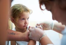 Înțeparea copiilor împotriva ”carcalacului” devine obligatorie în SUA