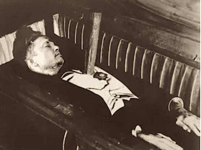 Elon Musk “disembarks” in Romania disguised as a vampire. ”Trick or treat?!”