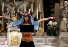 Curtea redecide sentința feministei care simula avortul lui Iisus pe altarul catolic în timp ce era topless și urina