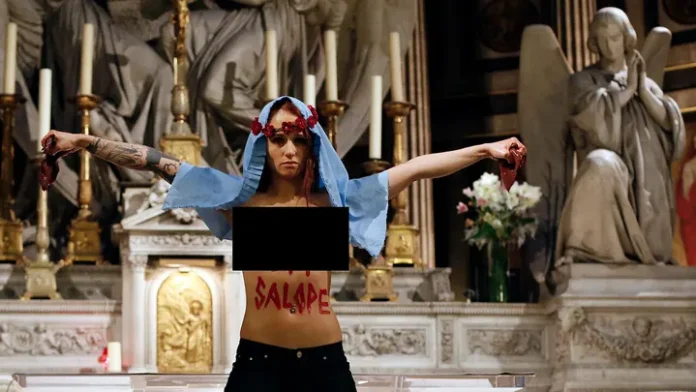 Curtea redecide sentința feministei care simula avortul lui Iisus pe altarul catolic în timp ce era topless și urina