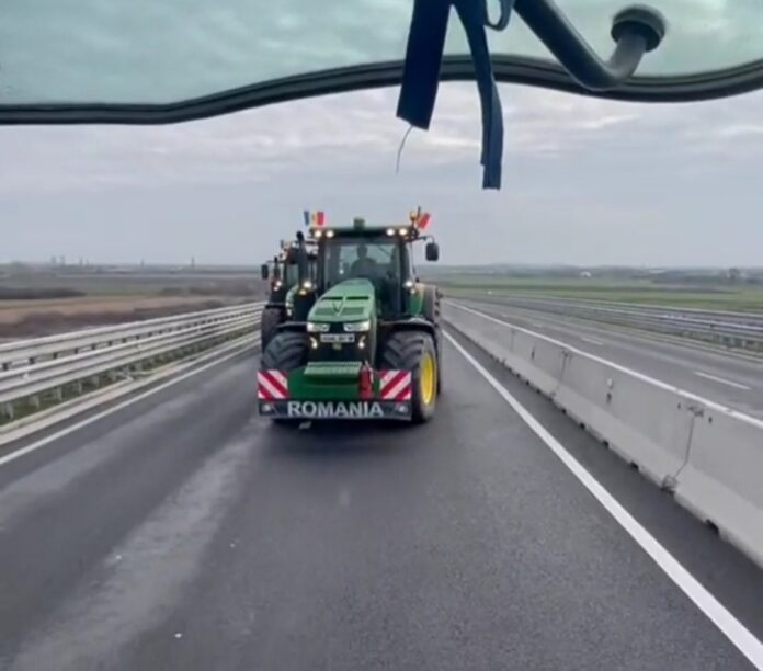 Fermierii din România au ajuns la limita disperării și au blocat șoselele cu zeci de tractoare în Satu Mare! Protest exact ca în Olanda!