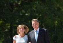 Problema lui Carmen Iohannis cu lungimile fustelor: și le scurtează singură!