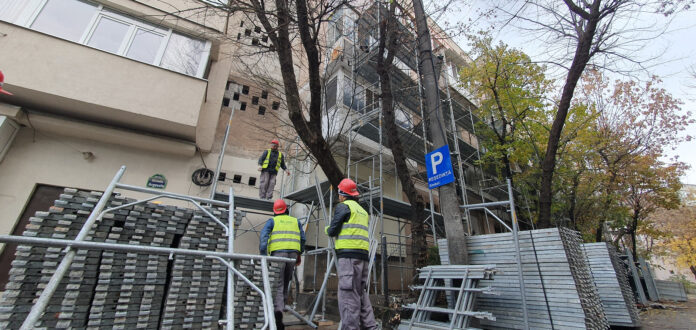 Au început lucrările de eficientizare termică la primele 20 de blocuri de locuințe din totalul celor 158 ce vor fi reabilitate prin PNRR. În premieră, imobilele vor avea panouri fotovoltaice pentru reducerea facturilor la întreținere