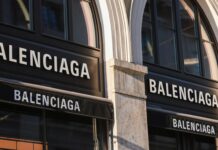 Balenciaga își cere scuze public pentru reclamele cu copii care țin în brațe bondage bears (urși BDSM)