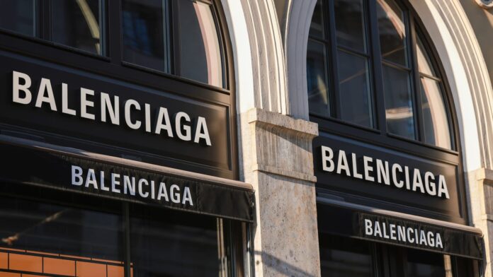 Balenciaga își cere scuze public pentru reclamele cu copii care țin în brațe bondage bears (urși BDSM)