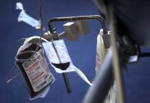 A apărut primul centru de transfuzie pentru persoanele nevaccinate din lume. Clinica oferă până la 1.000 de dolari pentru donații de sânge de la persoanele nevaccinate