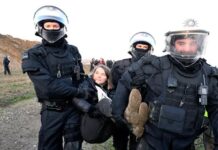 Greta Trotineta înfuriată: Germania interzice mașinile electrice și construiește noi centrale de cărbune. Intervenția (falsă) a poliției la protestele activiștilor de mediu