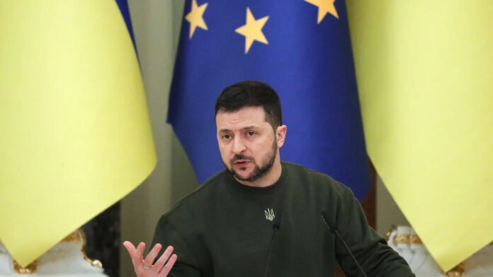 Zelensky : “Cei care nu luptă în prima linie nu trebuie sa stea în baruri sau în cluburi”