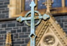 Biserica Anglicană vrea să-I schimbe sexul lui Dumnezeu?!