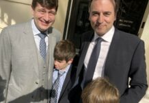Ambasadorul american în Ungaria, atacat de presa pro-Orban după ce a postat poze cu soțul lui și copiii