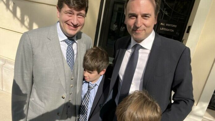 Ambasadorul american în Ungaria, atacat de presa pro-Orban după ce a postat poze cu soțul lui și copiii