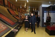 Klaus Iohannis, impresionat de covoarele azere