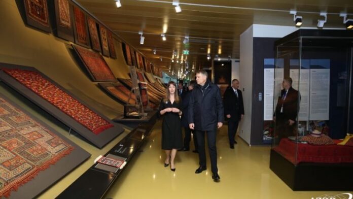 Klaus Iohannis, impresionat de covoarele azere