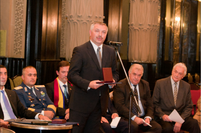 Rectorul Leonard Azamfirei, la al treilea mandat în fruntea universității din Târgu Mureș, are venituri lunare de peste 20.000 euro. Este și medic, senator, om de afaceri