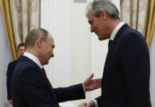 Cade castelul cărților de joc al OMV, dar rămâne vaca de muls Petrom