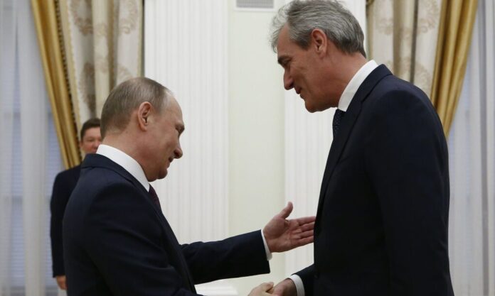 Cade castelul cărților de joc al OMV, dar rămâne vaca de muls Petrom